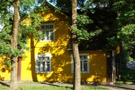 The houses in the town of Pechory were charming, though, as we found out later, not nearly as ornate as those further south and east. This one, you may guess it - is yellow!